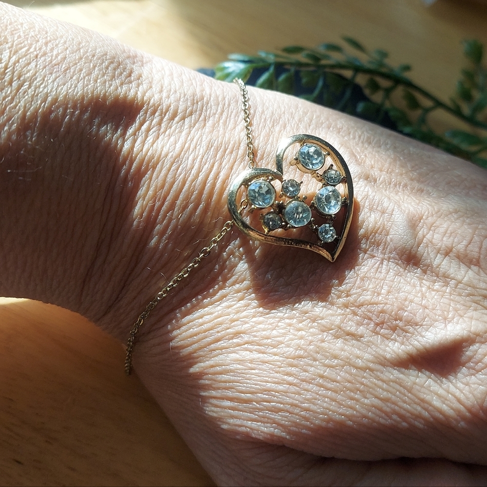 B941 Gold Heart Charm Pendant Crystal Embellished Bracelet - Picture 3 of 11